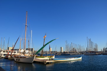 Fototapeta na wymiar Port w Tulonie