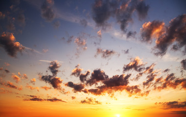 Obraz na płótnie Canvas Sunrise sky over the sea.