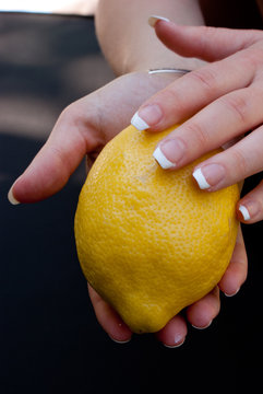 Zitrone in Hand gehalten