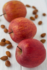 Äpfel mit Mandeln und Nüssen