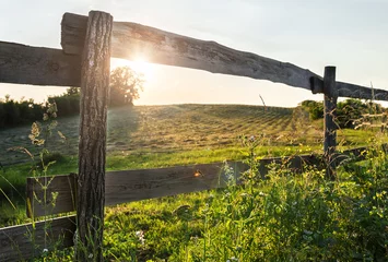 Rolgordijnen Field and Fence in Late Afternoon Sun © hammett79