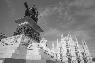 Duomo di Milano con monumento