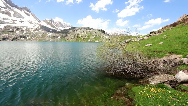 Lac en montagne