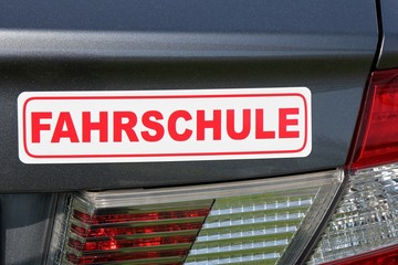 Magnetschild an einem deutschen Fahrschulauto