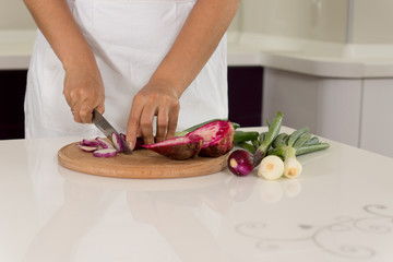 Obraz na płótnie Canvas Woman chopping fresh vegetables