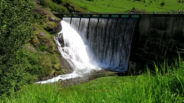 Vidage d'un lac par un barrage d'eau