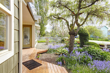 House exterior with curb appeal