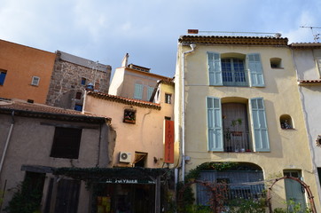 Centre-ville de Fréjus, façades colorées 