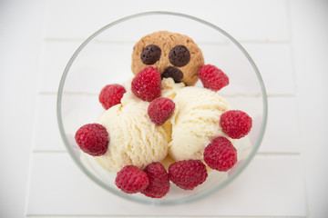 Vanilleeis mit Cookies und Himbeeren