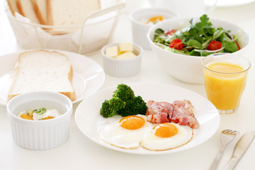 朝食のベーコンエッグ