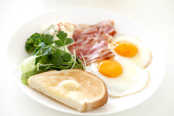 朝食のベーコンエッグ