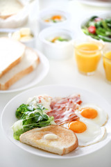 朝食のベーコンエッグ