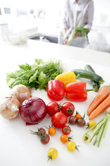 キッチンの野菜と主婦