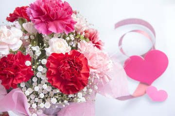 カーネーションの花束とハート