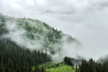 Obrazy na Szkle  Mgła i chmura krajobraz górskiej doliny