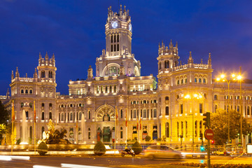 Fototapeta na wymiar Pałac komunikatu w godzinach wieczornych. Madryt, Hiszpania