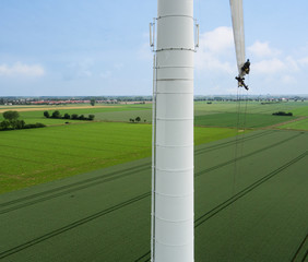 Rotorenkletter an Windenergieanlage - 65988255