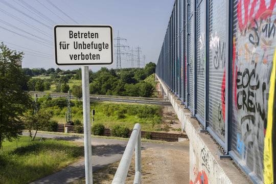 Graffiti an Autobahnbrücke