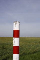 Rot-Wei&szlig;er Pfahl auf dem Deich