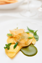 Ravioli with pesto sauce and potato chips