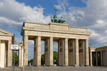 Fototapeta na wymiar Brandenburg Gate with Pariser Platz street sign in Berlin, Germa