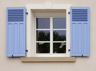 Modernisiertes Fenster mit Klappladen
