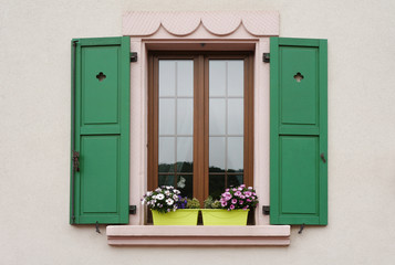 Renoviertes Fenster mit Klappladen in Lothringen