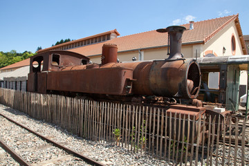 Vieille locomotive à vapeur