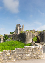 Fototapeta na wymiar Ruiny zamku Corfe Dorset Anglia fortyfikacji angielskiego