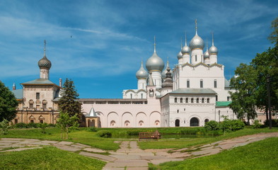 Fototapeta na wymiar Towers, churches and cathedrals of Kremlin in Rostov Veliky