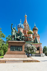 Fototapeta na wymiar The monument to Minin and Pozharsky in front of Cathedral on the