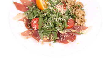 Salad with arugula and prosciutto.