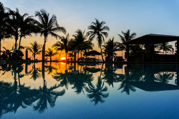 Fototapeta na wymiar sunrise via swimming pool