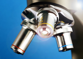 Three rotating lenses on a microscope