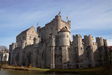 Fototapeta na wymiar Liczy, średniowieczny zamek i błękitne niebo w Gent, Belgia