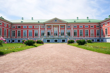 Fototapeta na wymiar Pink Palace w lecie (Kuskovo Nieruchomości niedaleko Moskwy)