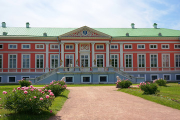 Fototapeta premium Pink Palace in the summer (Kuskovo Estate near Moscow)
