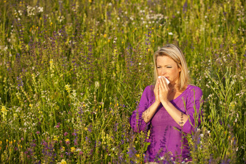 Frau in der Wiese mit Pollenallergie