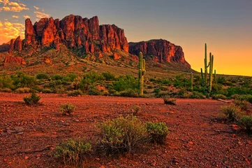 Papier Peint photo Arizona Coucher du soleil du désert avec la montagne près de Phoenix, Arizona, USA