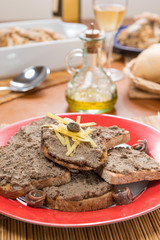 Crostini toscani di fegatini su un piatto di ceramica