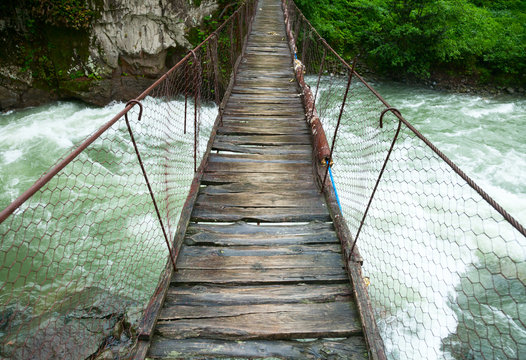Fototapeta Fototapeta Metalowo-drewniany most wiszący na wymiar