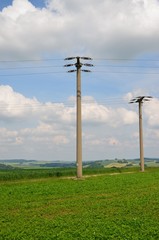 Strommasten in Hügellandschaft