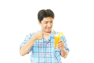 ジュースを飲む笑顔の男性