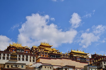 Obraz premium Tibetan Temple on the Hill in Shangrila, China