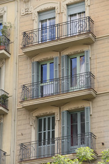 Fototapeta na wymiar facade of old building in barcelona, spain