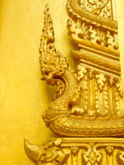Fototapeta na wymiar Złoty Naga statua