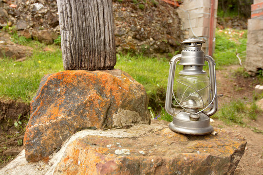 herramienta de mineria y lampara de mano