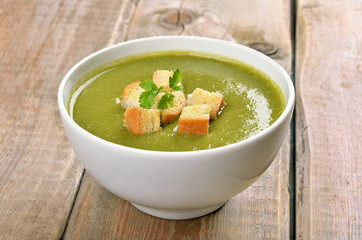 Spinach soup with dried crusts