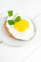 Sandwich with fried egg and parsley