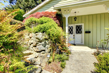 Obraz premium Entrance porch with landscaped front yard